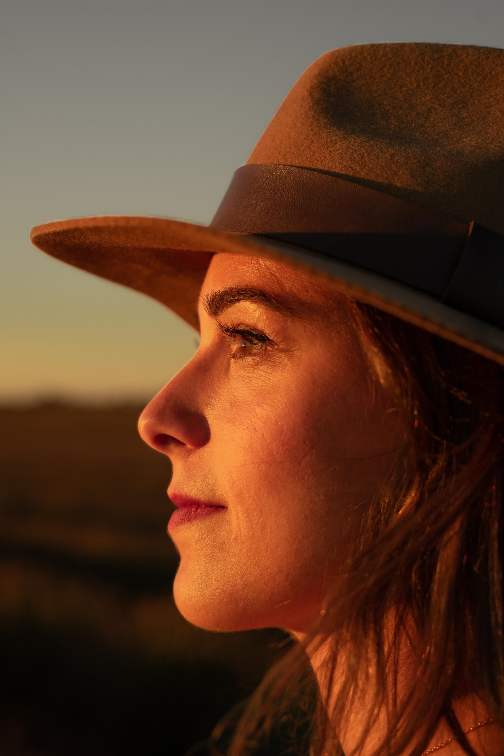 Cristina Dr de perfil al atardecer con el sol sobre la cara